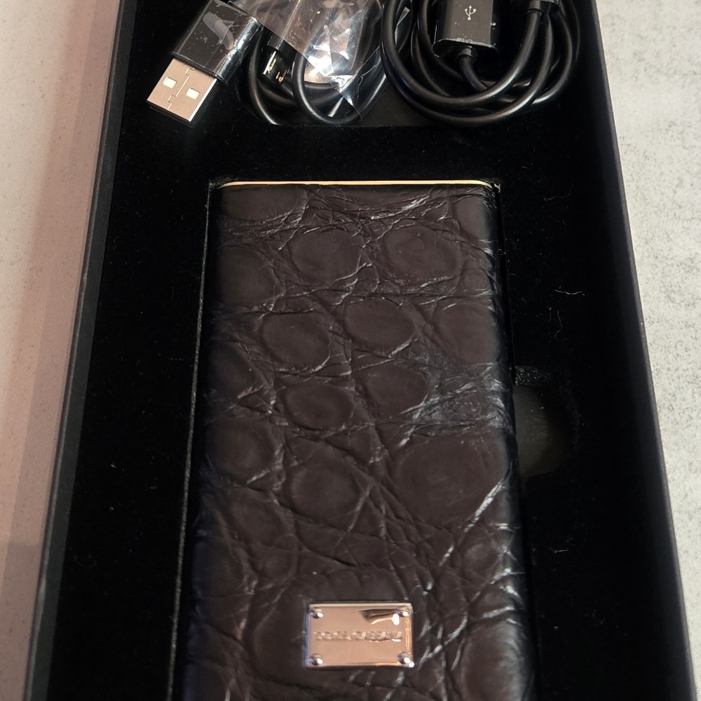 DOLCE & GABBANA Power Bank Battery Charger - Black/Rose Gold - Picture 6 of 7